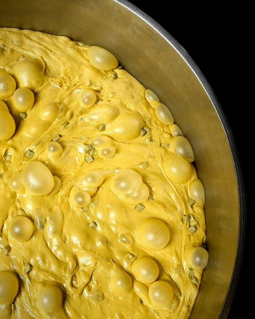 L'impasto in lievitazione, con le bolle in superficie