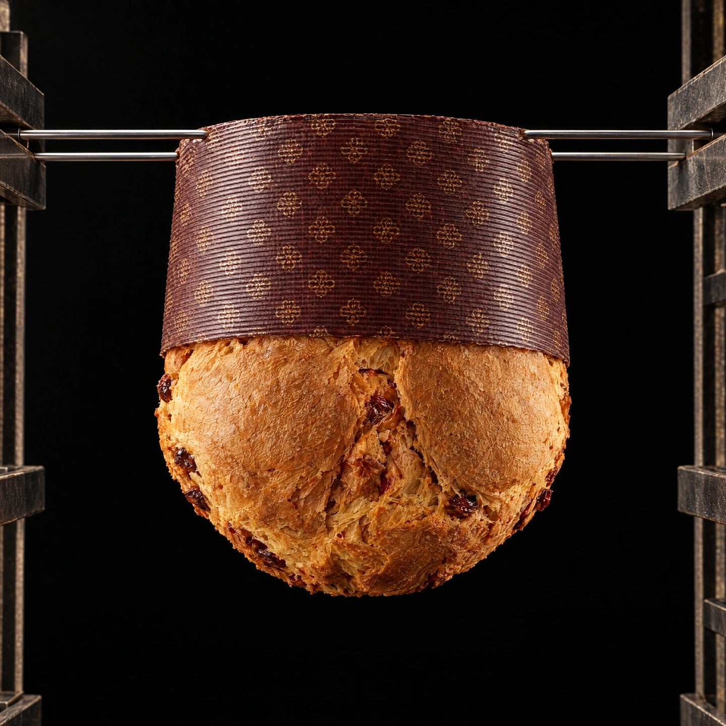 Panettone capovolto durante il raffreddamento dopo la cottura