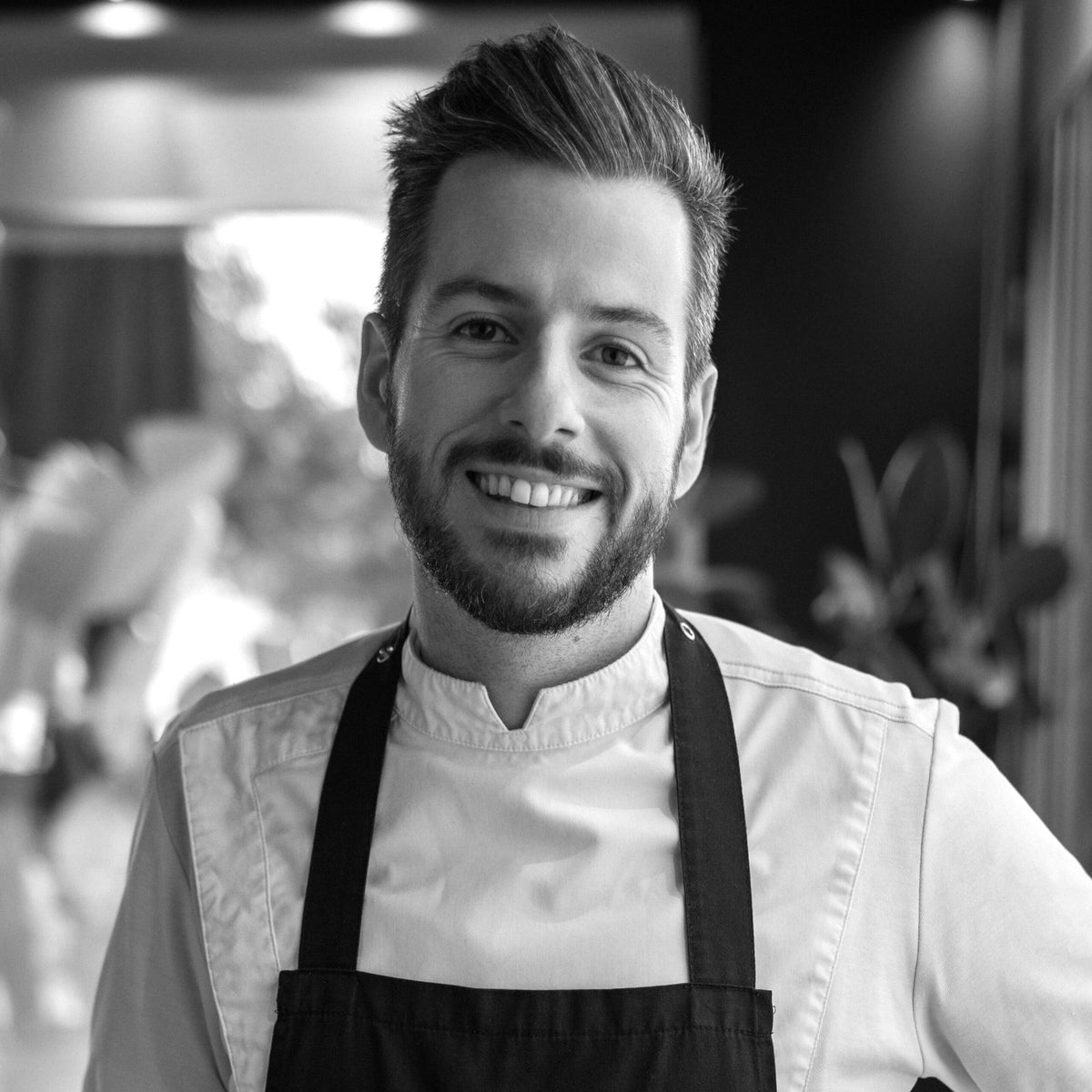 Ritratto in bianco e nero dello chef Luca Lanciani